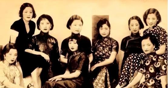 1926年，剥皮将军张宗昌终于如愿以偿，霸占了美人陈佩瑜。新婚之夜，张宗昌下令把