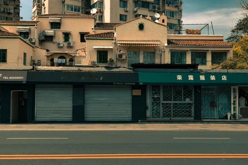南京王女士夫妇租了房，刚住没几天，房东上门维修发现她怀孕，竟以“借死不借生”的风