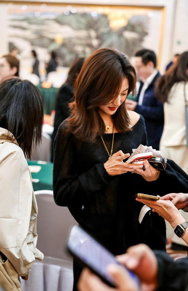 在很多年轻小花还在为红毯比美、番位高低争得面红耳赤的时候，29岁的孙千已经悄无声息地换了个赛道。一年