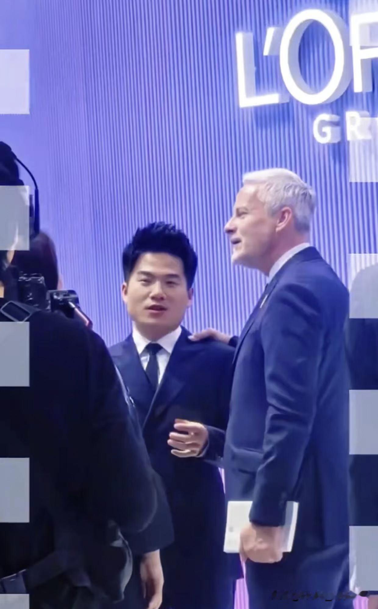 你把一个人扔进高端局，立马看出真假。眼神飘不飘，说话稳不稳，藏不住。