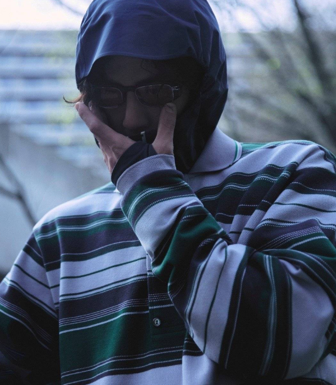 谁能想到他头戴一顶帽子身着一件条纹卫衣，便能在时尚界脱颖而出时尚感并非人人都