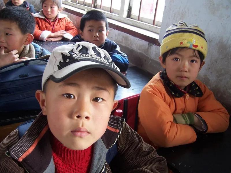 同事李老师想调到一所离家近一点的学校，找人打听行情，居然需要一万块钱。李老师家里