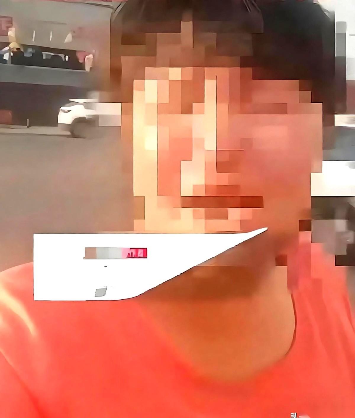 “你搬出去吧，她接受不了。”儿子说完这句话，就低着头，手指一下一下地抠着沙发缝