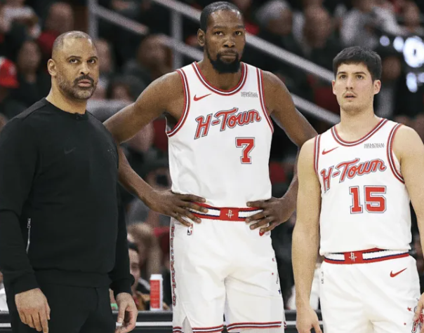 今日，TheRinger记者MichaelPina撰文分析火箭休赛期前景。