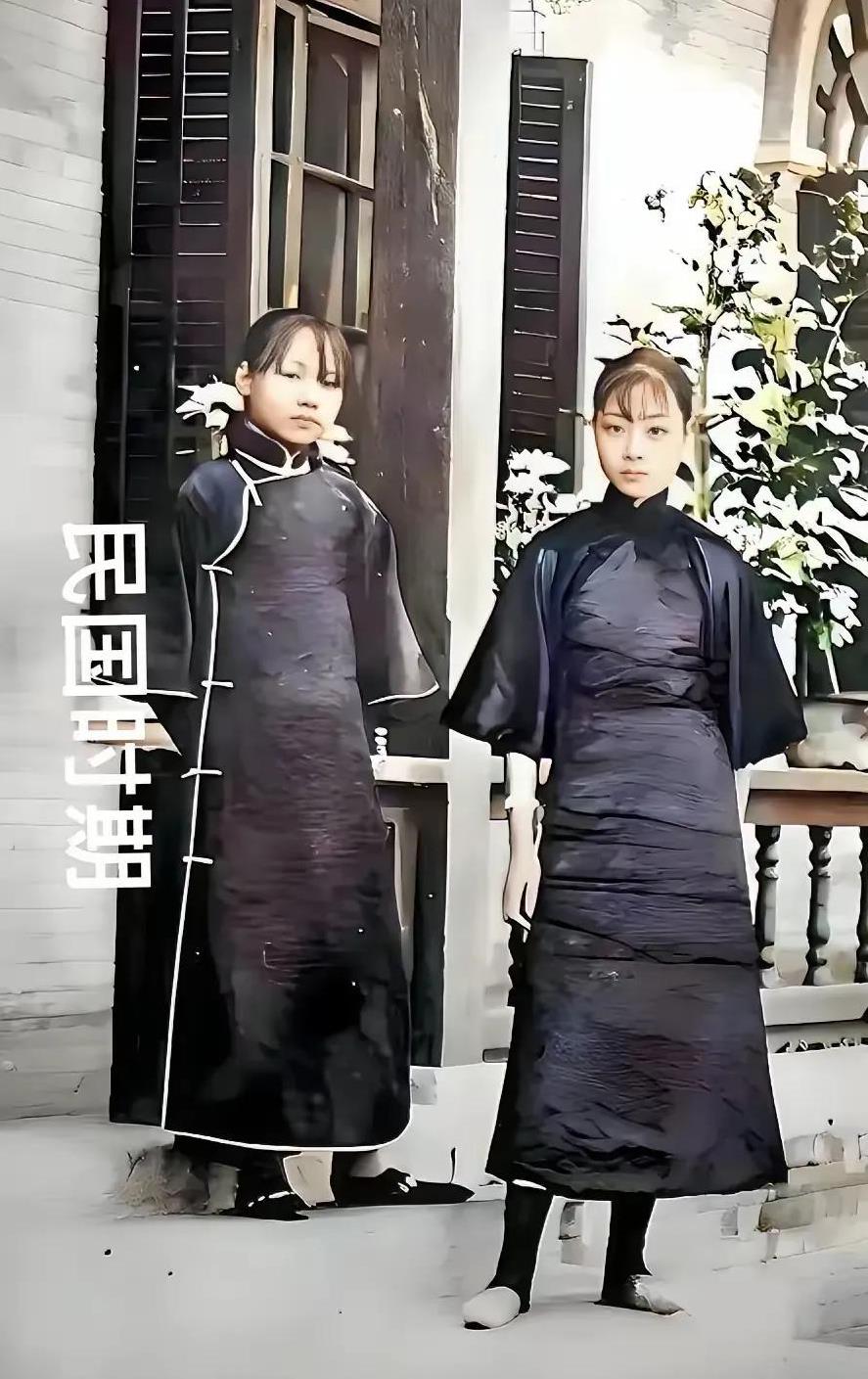 照片中右边的女子是民国军阀张宗昌的姨太太卢辅义，她长相小家碧玉，瘦瘦长长的一条，