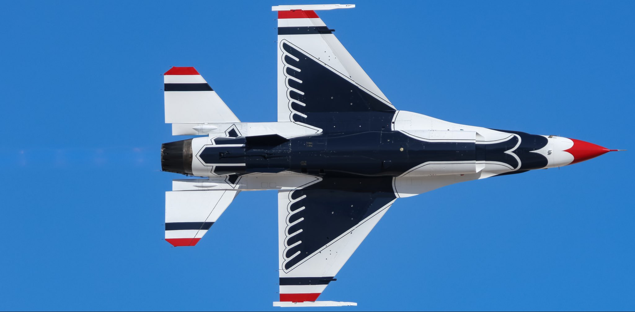 峡谷上空的雷鸟