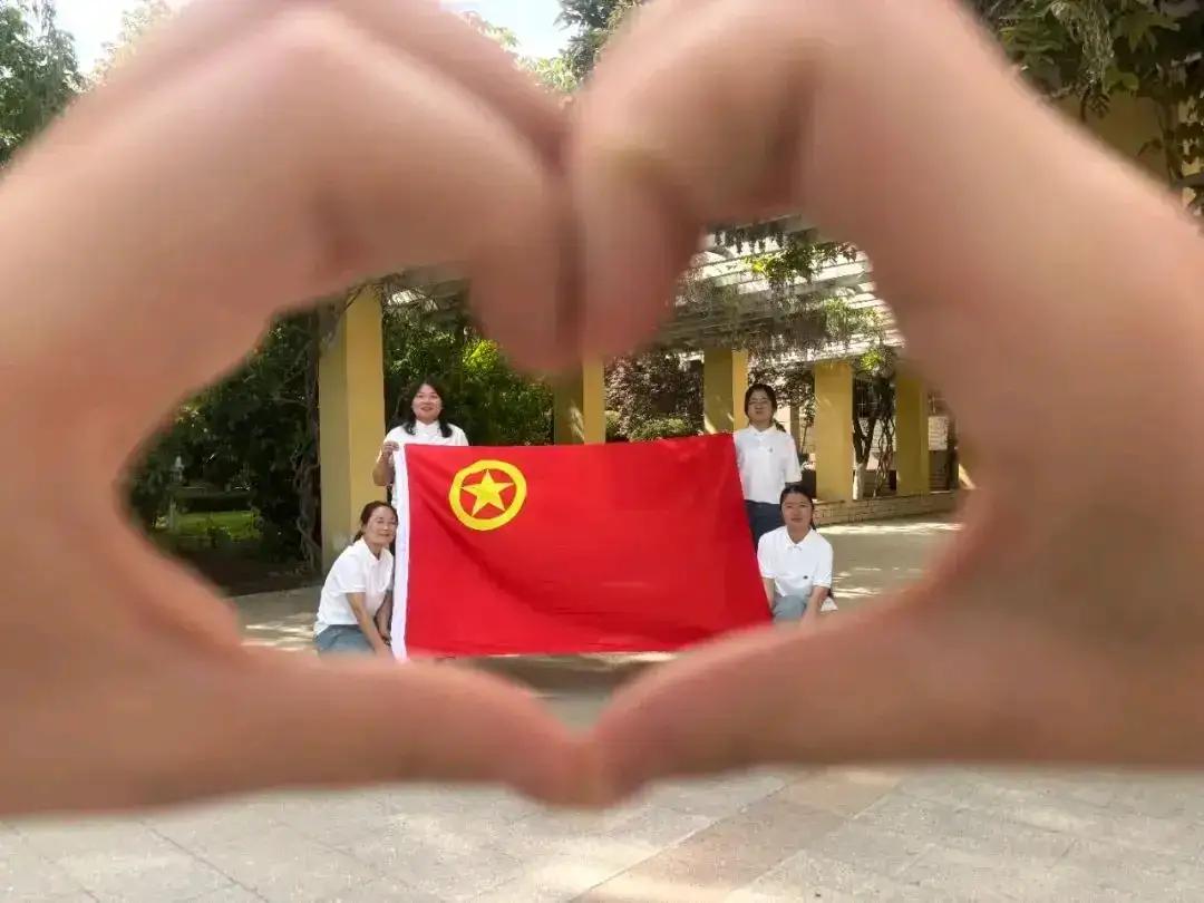 教育部总算发话了，开始整顿入团和选班干部里的那些乱象。​说实话，现在的学校里，孩