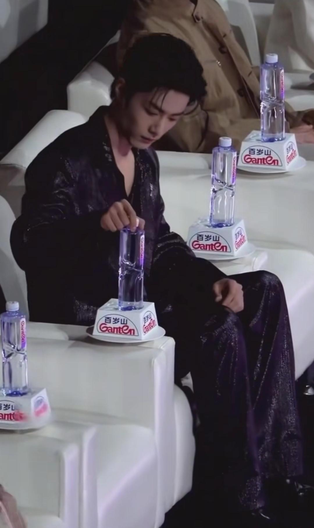 太尴尬了，肖战只是想喝口水，但就是喝不着。肖战在一场活动上闹了个笑话，肖战想