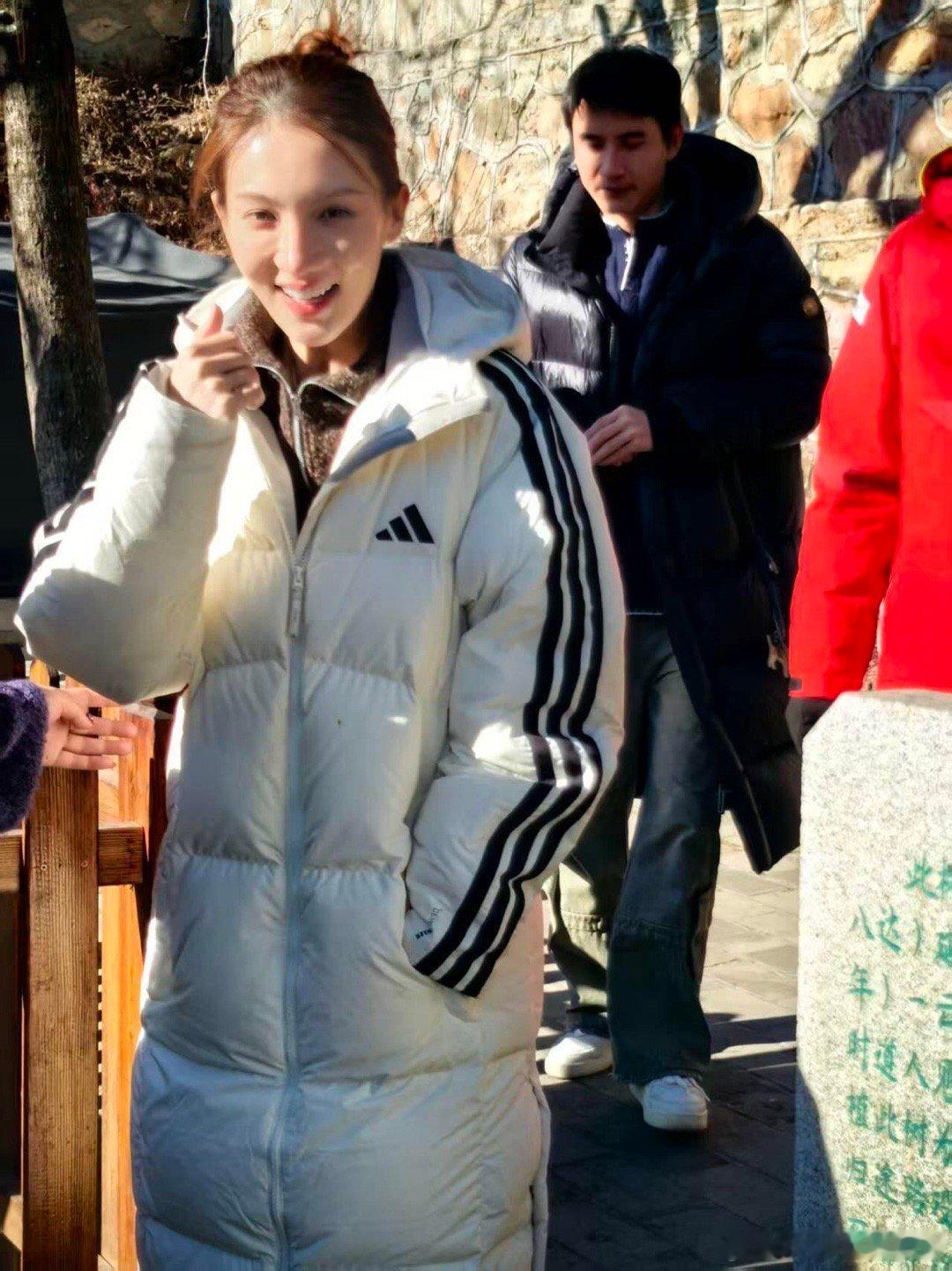 网友爬山祈福偶遇金晨，看来明星的白羽绒服也脏，平衡了