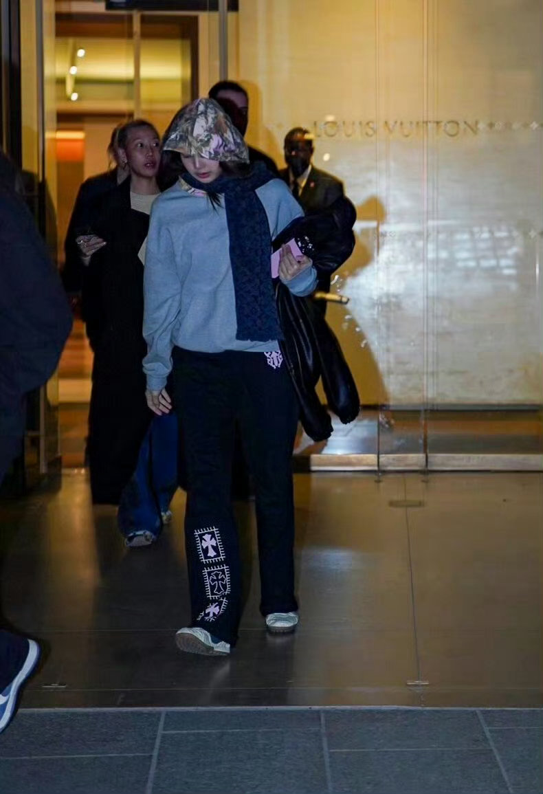 Lisa素颜试衣下班路人镜头下的Lisa素颜试衣下班，皮肤状态好到惊人，全程