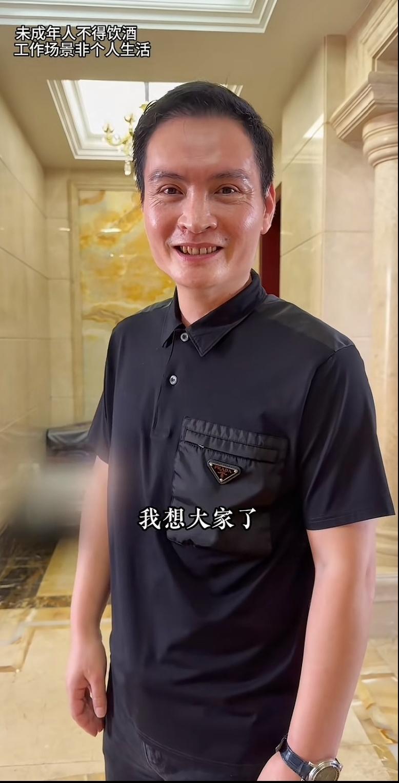 300多万粉丝的包工头才哥，看样子是发财了。今天他穿的这件普拉达短袖，专柜标价1