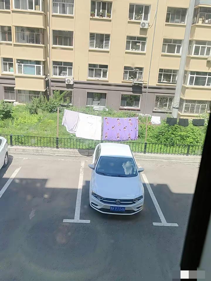 摊上这样的邻居，真是倒了八辈子血霉简直令人太无语了，我老公在楼下弄了两个晾衣