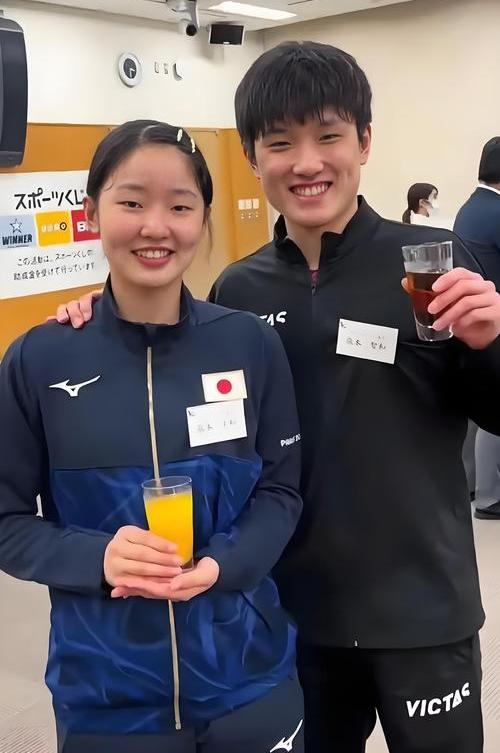 张本智和场边坐的那俩人，其实都不是真正把他练出来的人，中泽锐管日本女队大盘子，张本宇是陪练加后勤。真