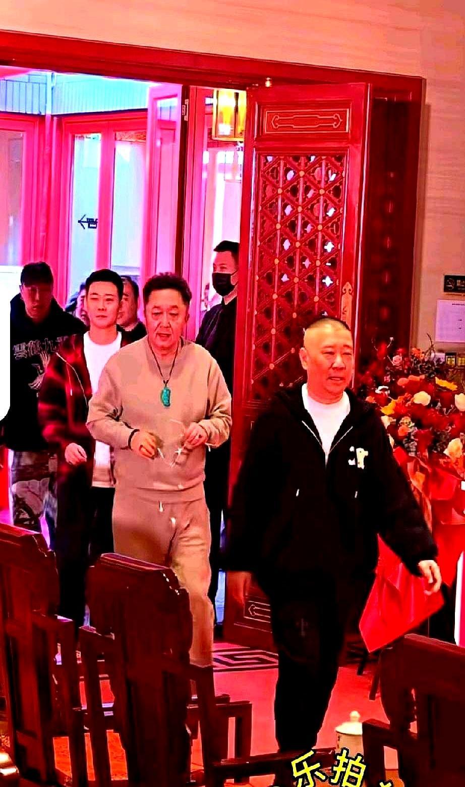 栾云平怕是没想到，郭德纲会把自己的“儿徒”烧饼，直接放在他头顶上。纲丝节现