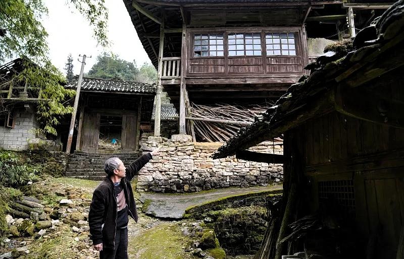 一诺千金！四川男子替人守房25年，老板娘回来处理房子，却发现他还在坚守四川内