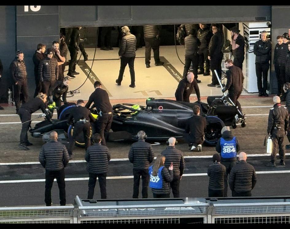 周冠宇：我们正在银石赛道跟车队一起进行Shakedown测试。凯迪拉克F1赛车启