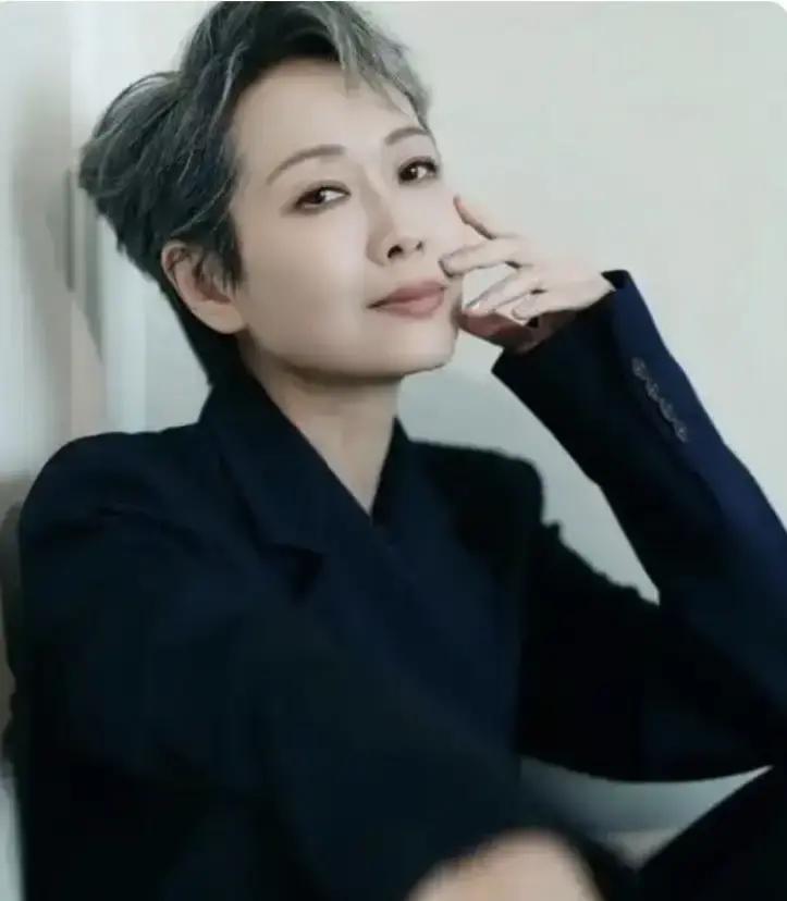 叶童的态度，最近又把人看沉默了她是老牌影后，身家不缺可面对在香港做保安，日子