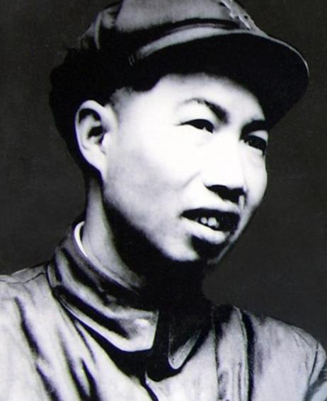 1950年，金门战役我军全军覆没，唯有胡清河，在海水泡了11个小时，拼命游回，为