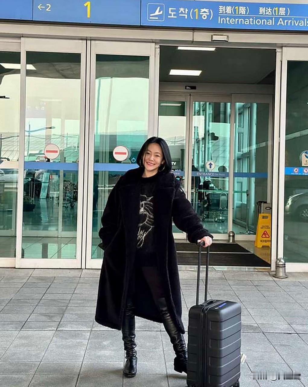 我的天呐，现身韩国仁川机场这位明星是谁？太有范了，全黑私服搭长款毛绒大衣，长
