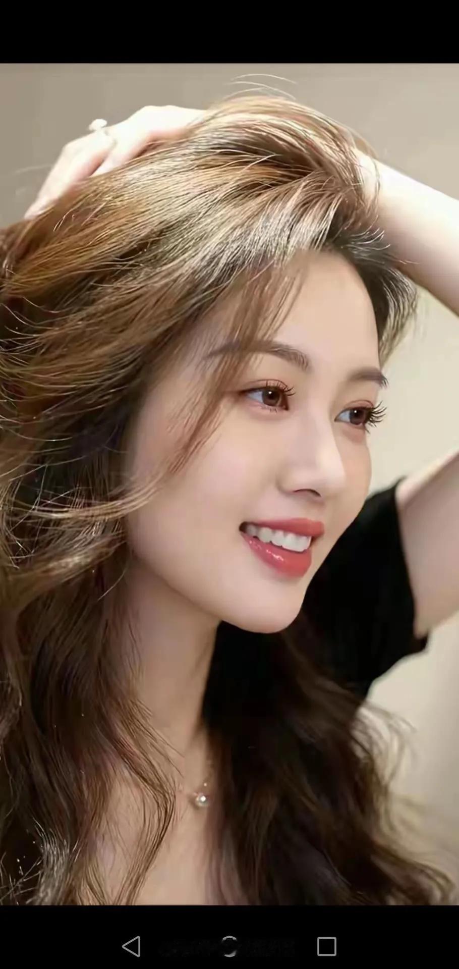 温柔微笑，自然卷发，甜美动人！😊✨