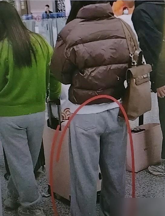 有一个发现，不知道大家注意到没有。​现在大街上不管是男人还是女人，也不管是中