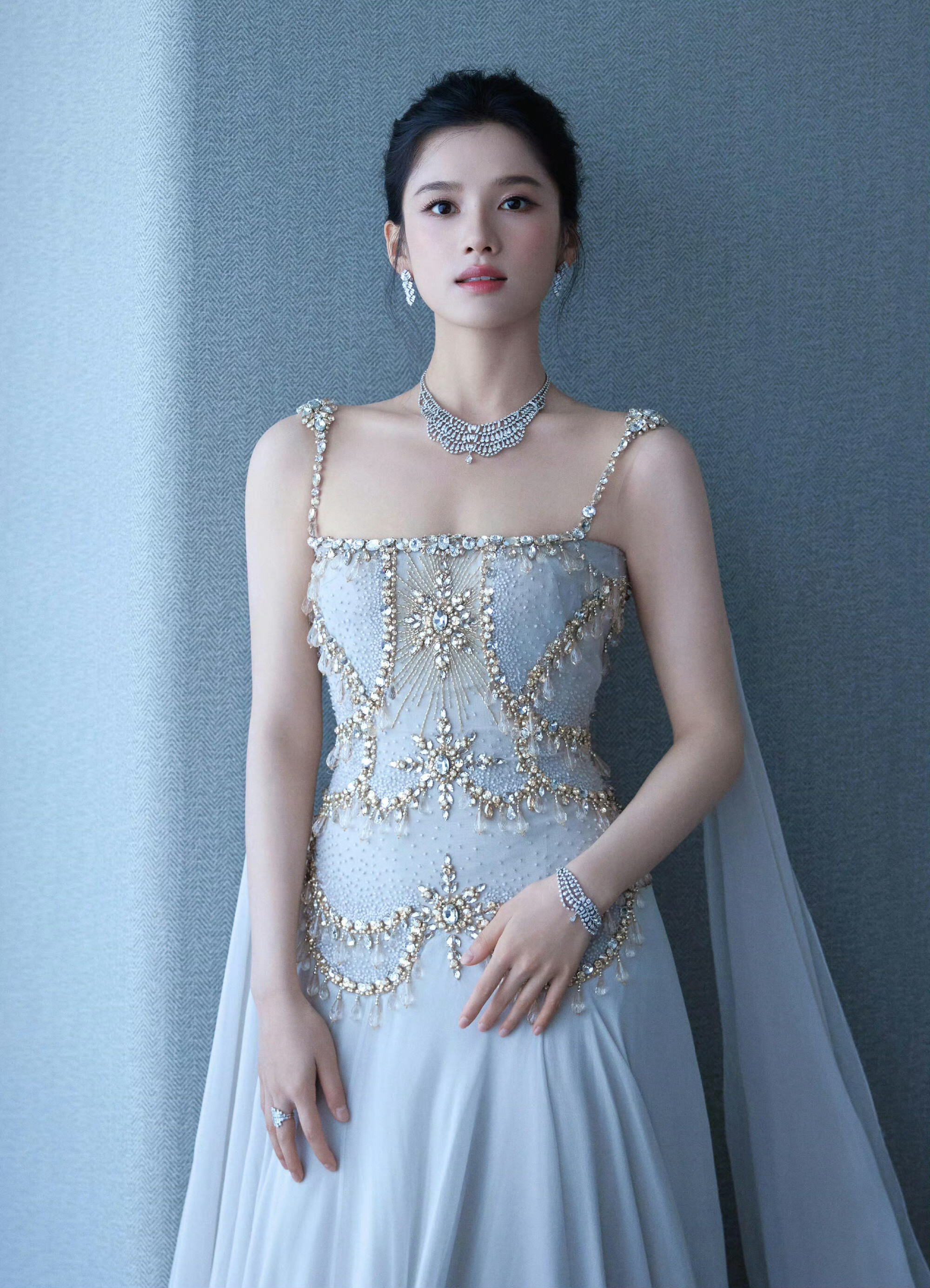 张婧仪这个头肩比张婧仪天生自带出圈的优越头肩比，露肩造型完美展现流畅肩颈曲线，圆