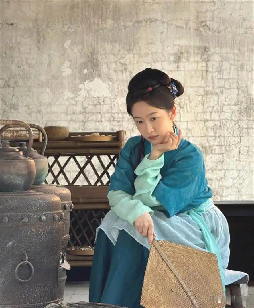 《兰香如故》35岁演少女被夸上热搜，刘美含凭啥不违和，童星出身北外毕业，娃娃脸减龄是天生，可吕蕺儿出
