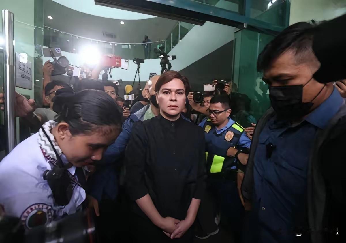 莎拉这事儿，真把人看麻了。刚交完36万比索保释金出来，转头就跟媒体说，她现在怕得