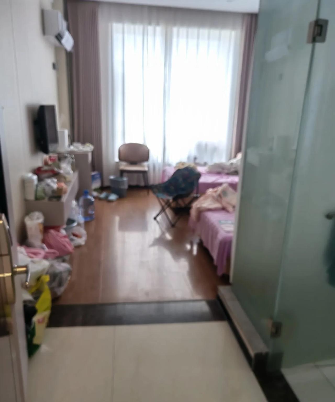 我是真的替505房间的这个男孩发愁，合着跟着他妈妈来月子中心打游戏来了，才十二岁