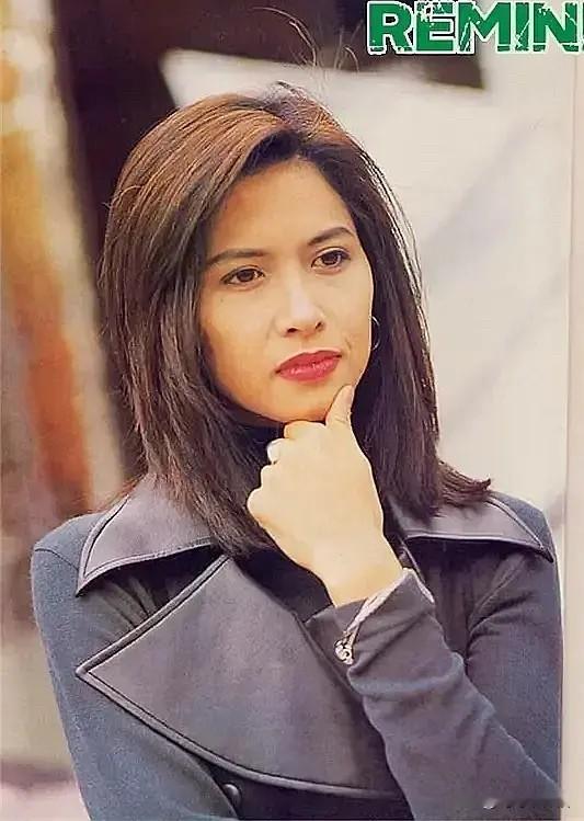 🎆邵美琪女神👇红唇似火，眼神却淡。她的美，从不是讨好谁的温柔。是带着距