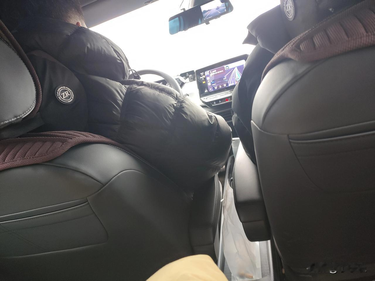 带着女儿打顺风车从徐州到宿迁，车上还有一名男乘客坐在副驾，从一上车我就看到司机一