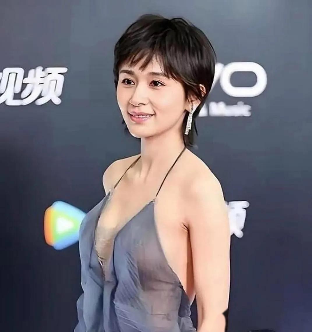 王子文这套红毯造型你打几分？朦胧灰纱深V礼裙，短发简约干练，自带一股洒脱气质。小个子穿出强大气场，比