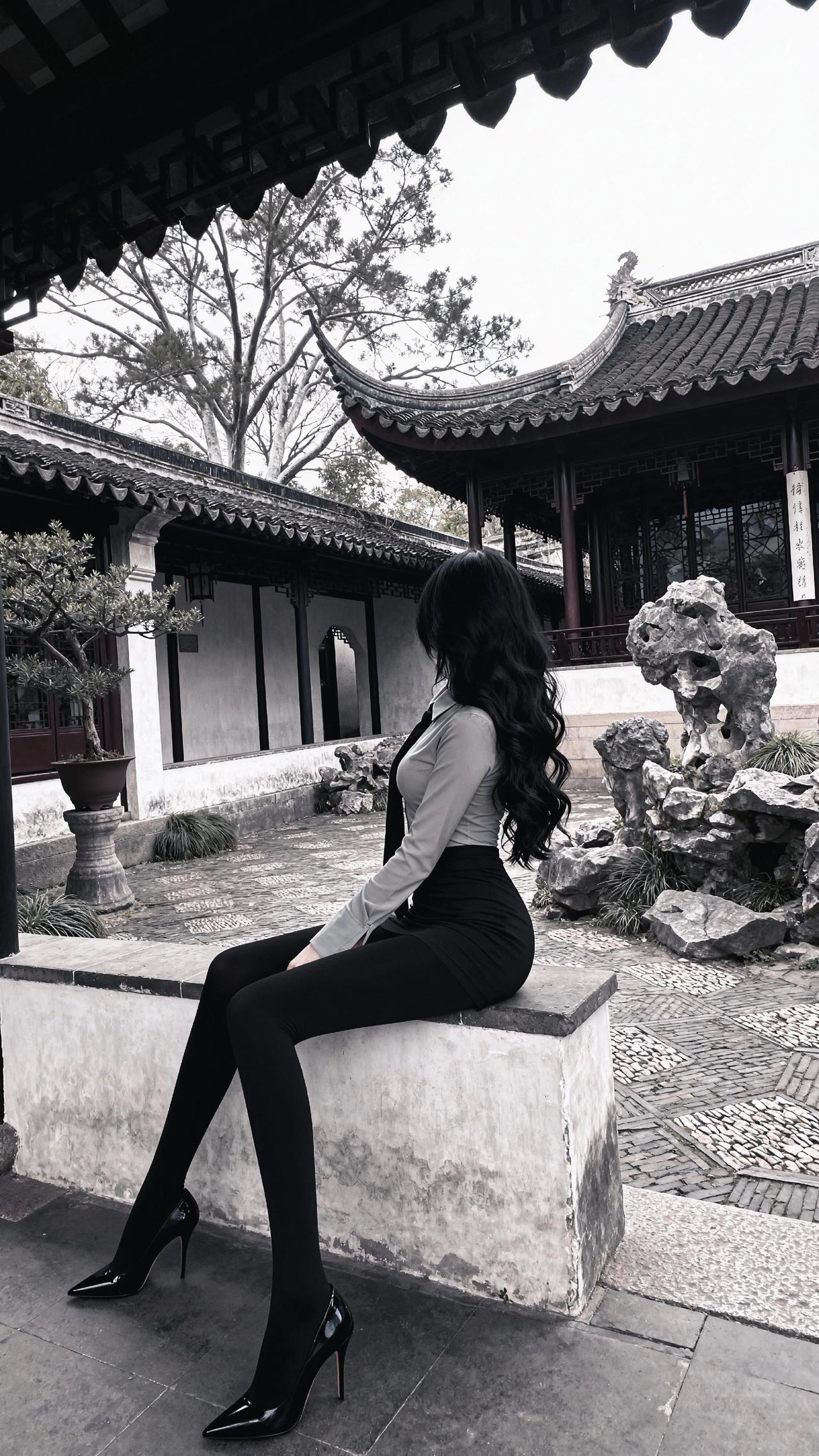 她倚在旧时月色里，便是我走不出的江南。