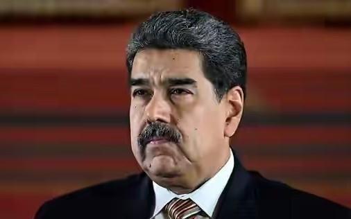 一块300美元的手表，正在撬动西方构建数十年的权力美学。这不是关于计时，而是一