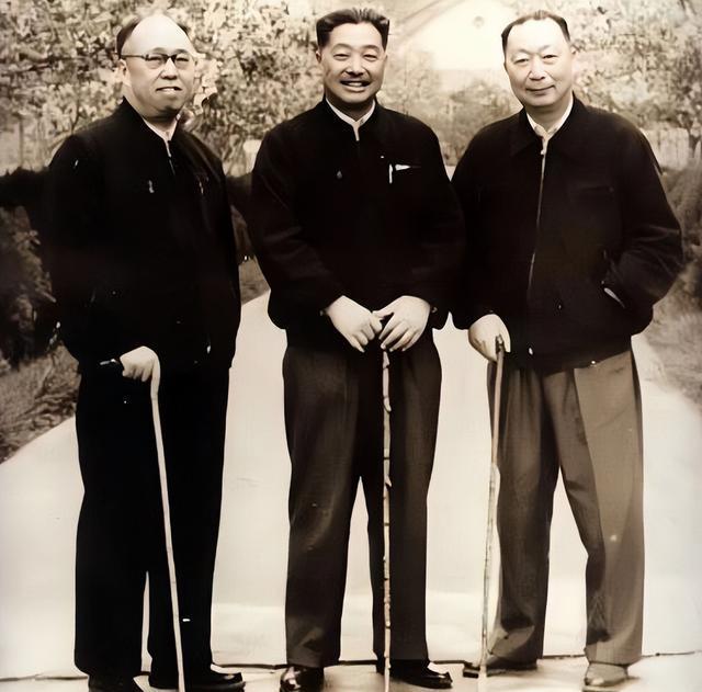 1955年，新中国首次实行军衔制，授衔名单送至贺龙手中，他的目光骤然凝滞，“贺晋