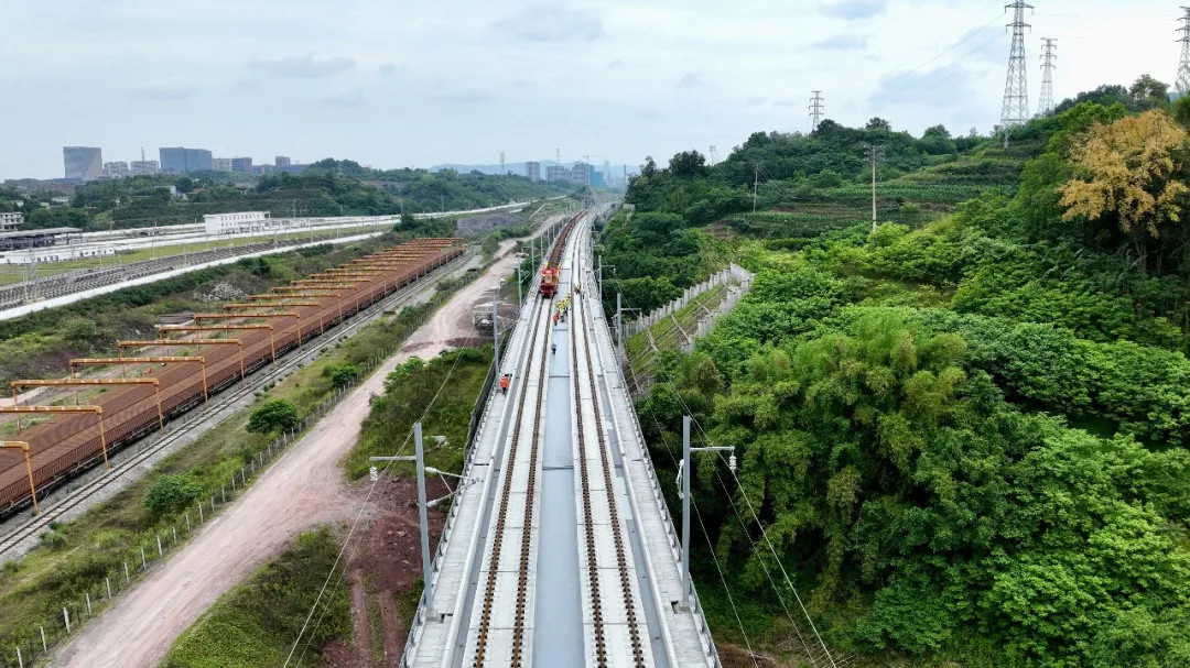 通行线·铁路【渝昆高铁川滇段启动铺轨】5月8日10时许，四川省宜宾市渝昆高铁桥咀