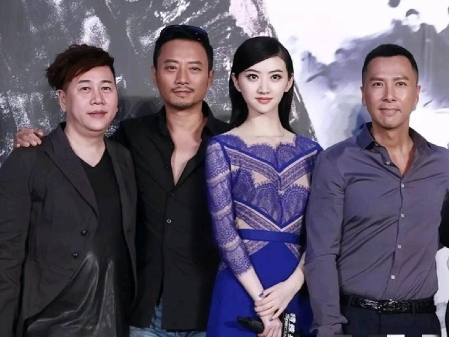 景甜和甄子丹、张涵予等人合影，肤白貌美的景甜如众星捧月般站在中间；杨颖、倪妮、