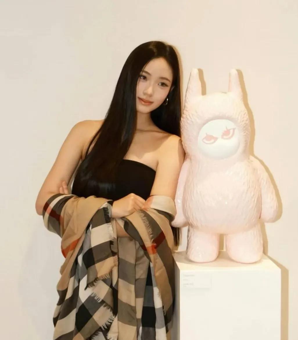 有网友发现小S的二女儿Lily有一个很神奇的地方，害得我又去找了一些她的照片仔细