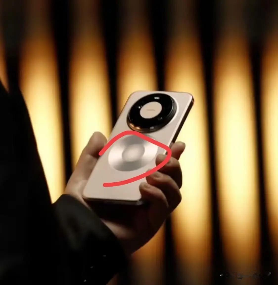 很多人问为什么Mate80系磁吸圈不做成隐藏式的，目前我了解到的原因有三。第