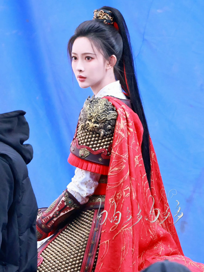 孟子义暮晚摇女将军造型，谁懂这个孟子义妥妥的鲜衣怒马女将军的具象化了呀，一整个有