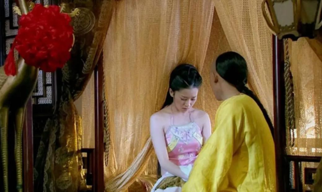 1725年，14岁的乾隆被安排第一个试婚宫女，侍寝后让他终生难忘。她身着薄纱衣裳