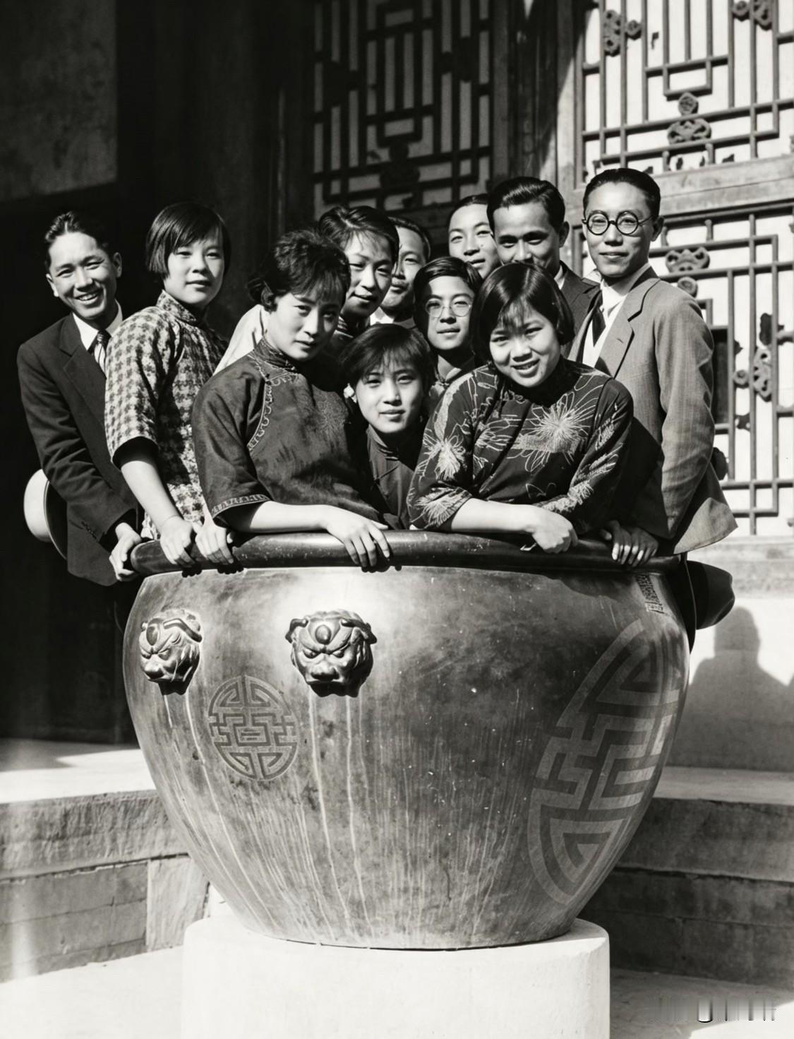 这张照片拍摄于1946年，记录了燕京大学十余名学生在游览北京颐和园时，于一口清代