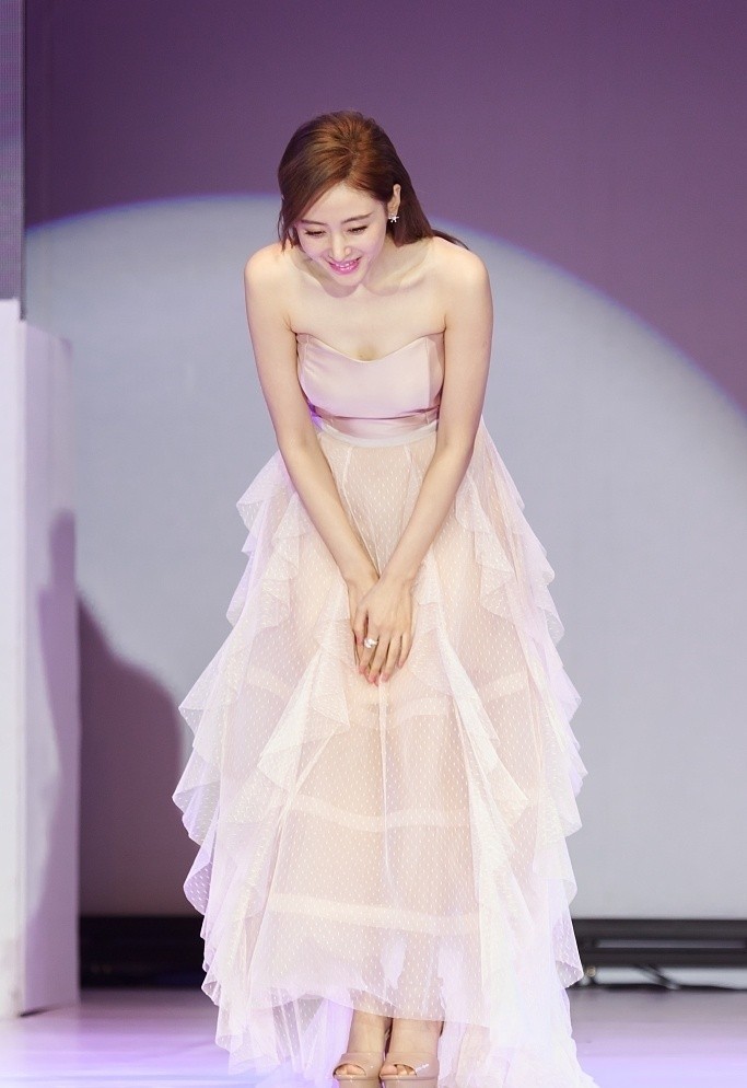 张天爱，那年今日，白裙轻裹，柔美大气。张天爱