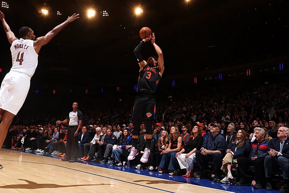 所以说真就是解铃还须系铃人。约什-哈特前一场东决G1表现一塌糊涂，进攻效率不佳，
