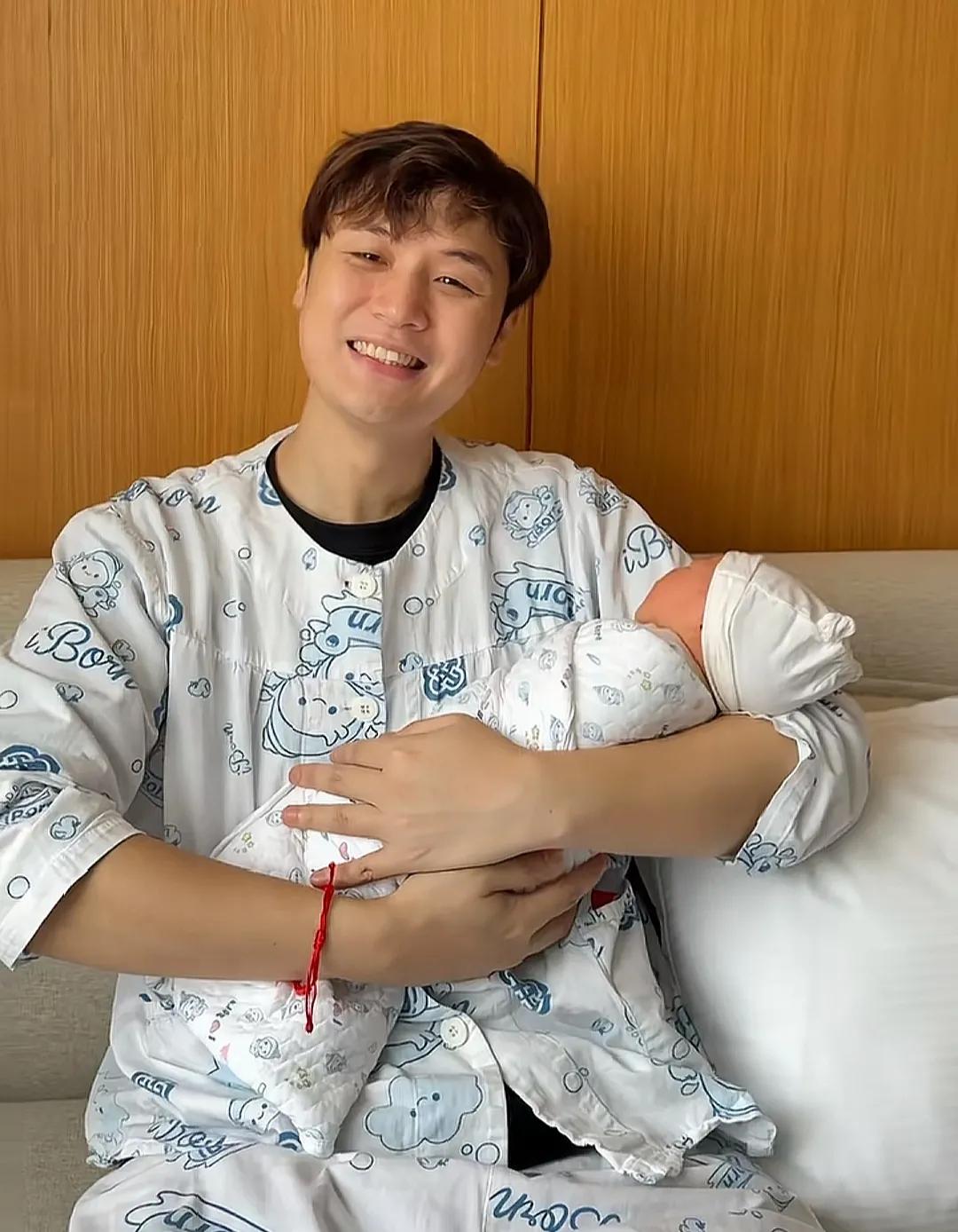 恭喜！34岁“康天庥”李俊毅荣升爸爸，开心晒与宝宝合影，二人长相如复制粘贴8月