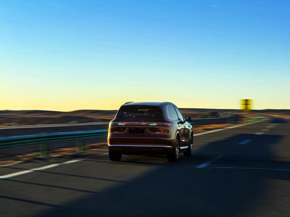 年底购车的明智之选，全新问界M7更懂“均衡”临近年底，不少朋友手握年终奖考虑换