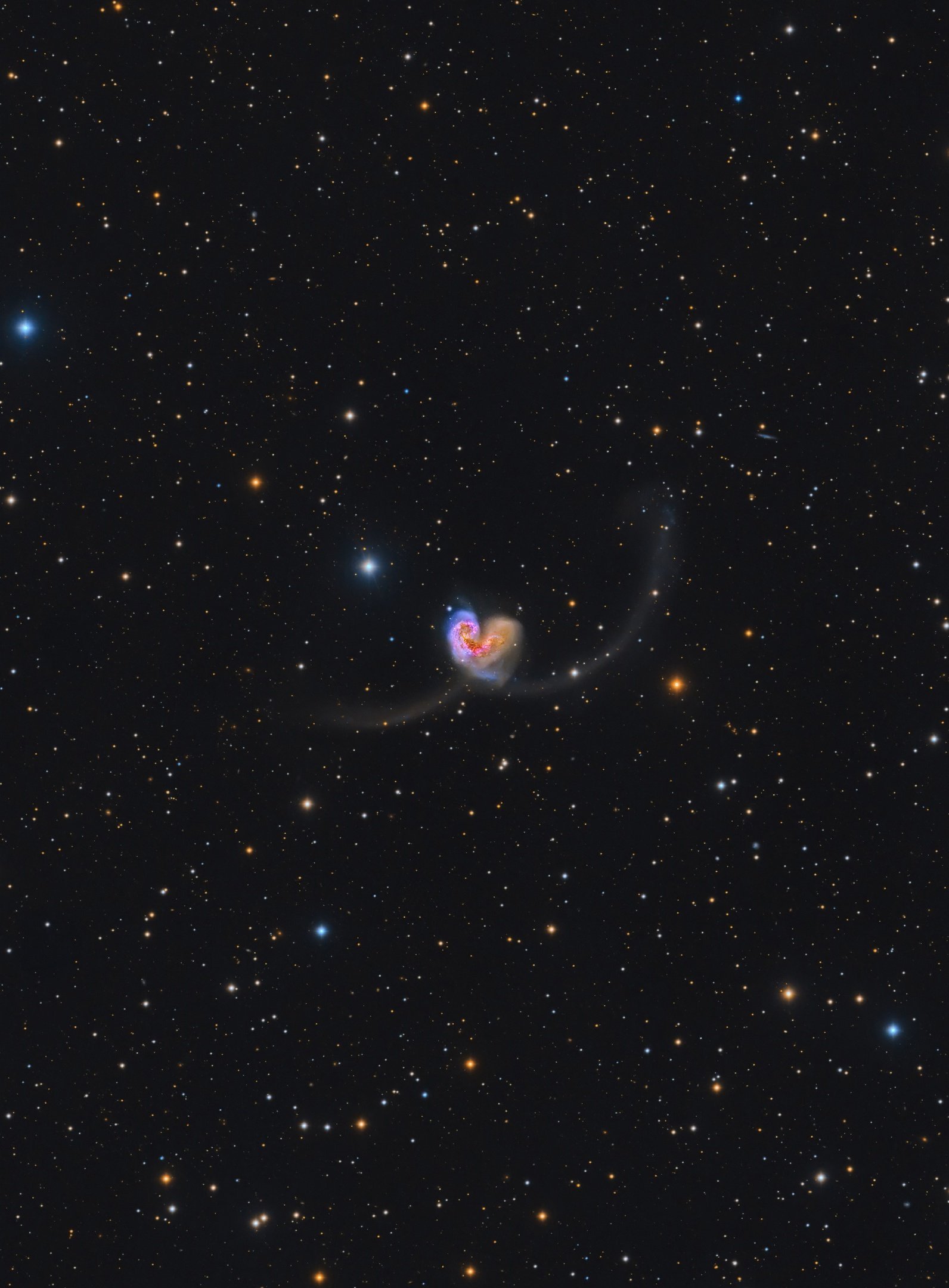 太空中的一颗心是由两个星系（NGC4038和NGC4039）碰撞形成的，