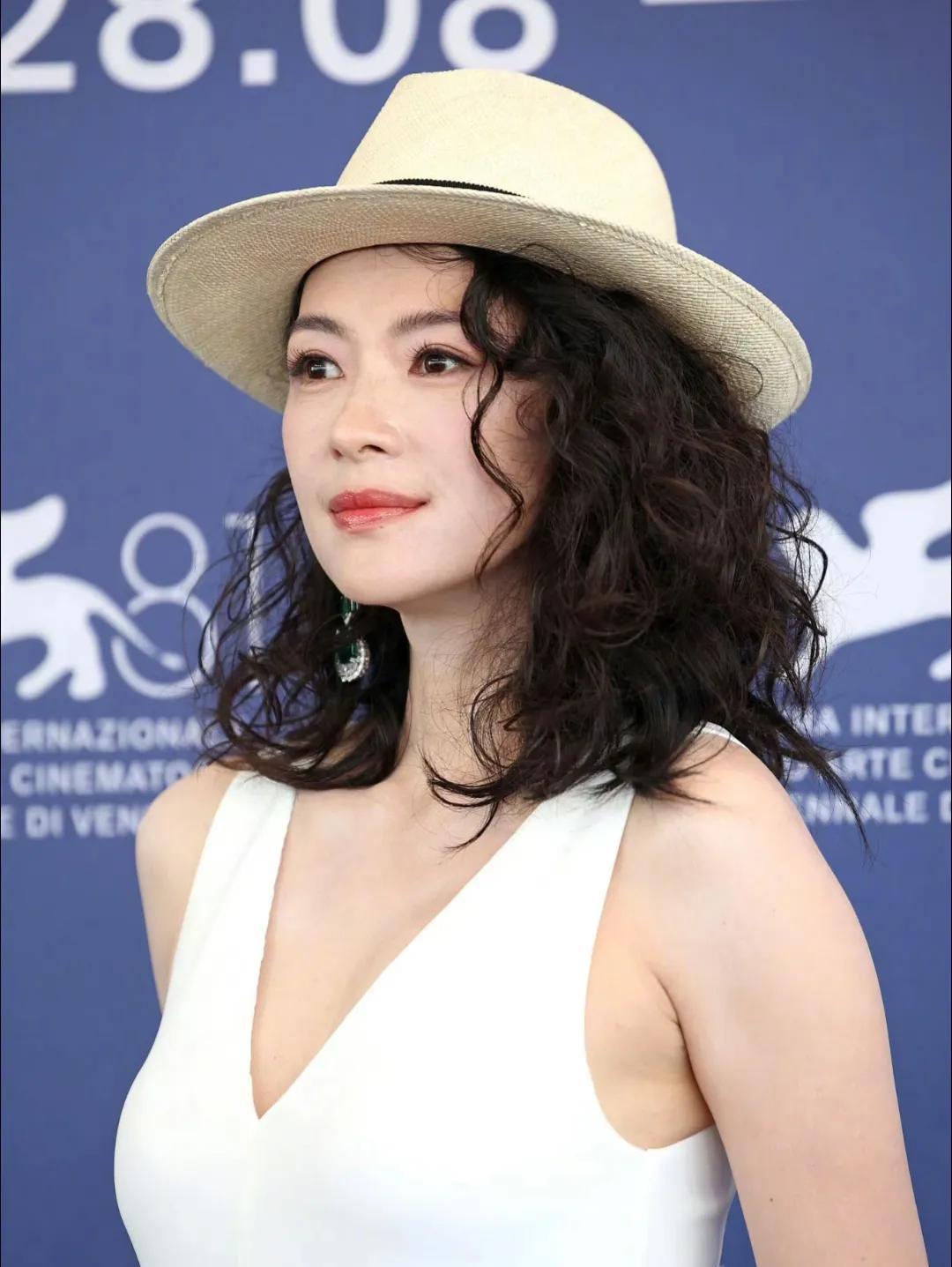 汪峰把这个女人害惨了。这么优秀的章子怡下嫁三婚的汪峰，还为他生了一双儿女，却没