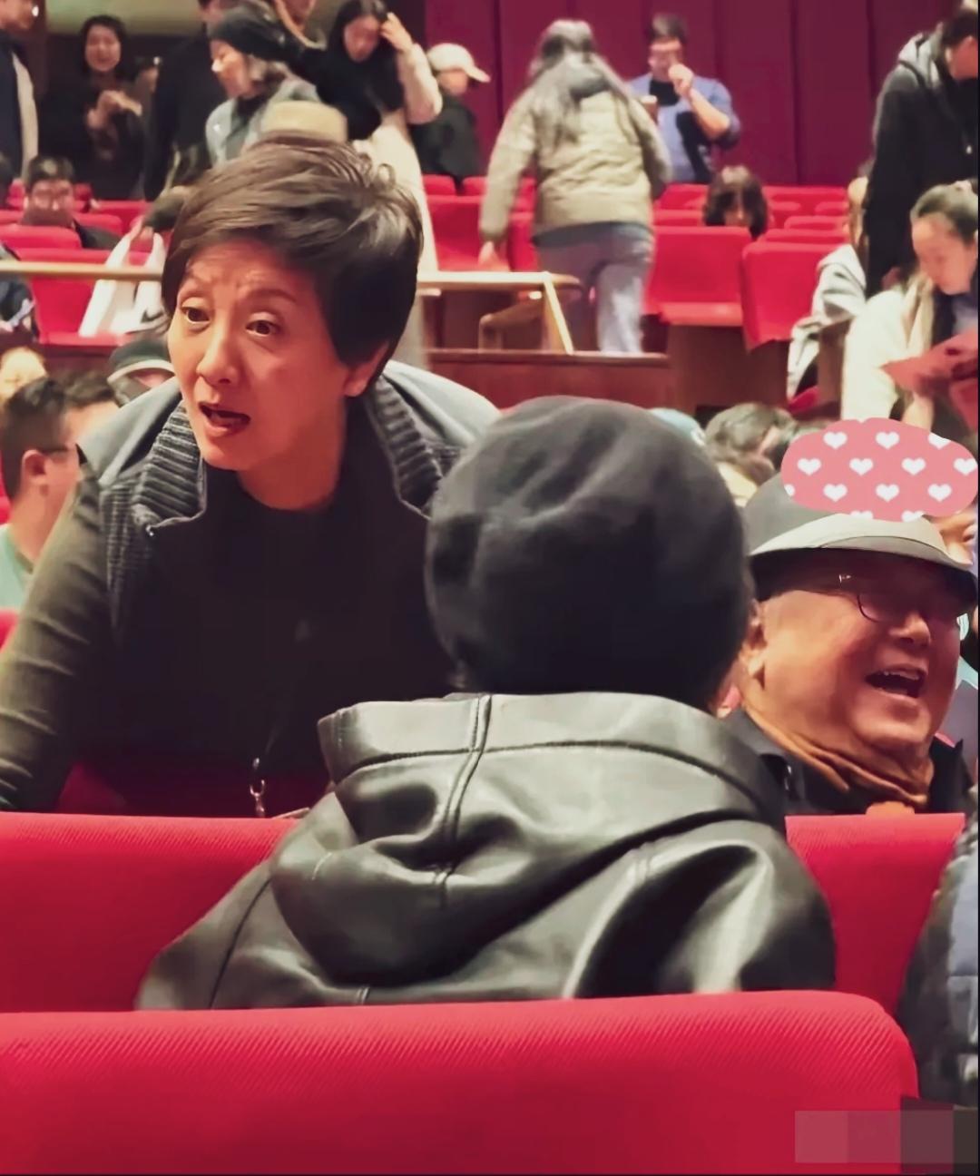 邓婕素颜出镜，面色憔悴，两眼凹陷，瘦了不少！镜头中看到了王刚戴着眼镜，笑得最开心