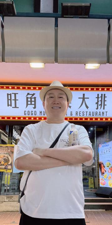 张鹤伦第一次来香港，打卡经典港片取景地，还拿铜锣湾扛把子调侃一番！德云社张鹤伦晒